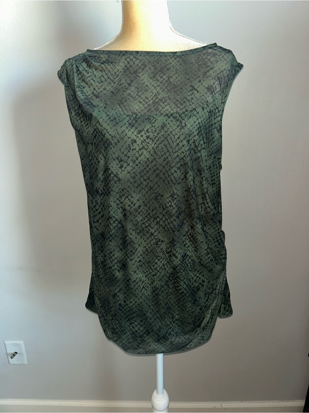 nine britton Olive Green Snakeskin Print Sleeveless Boatneck Top Blouse Sz 1X